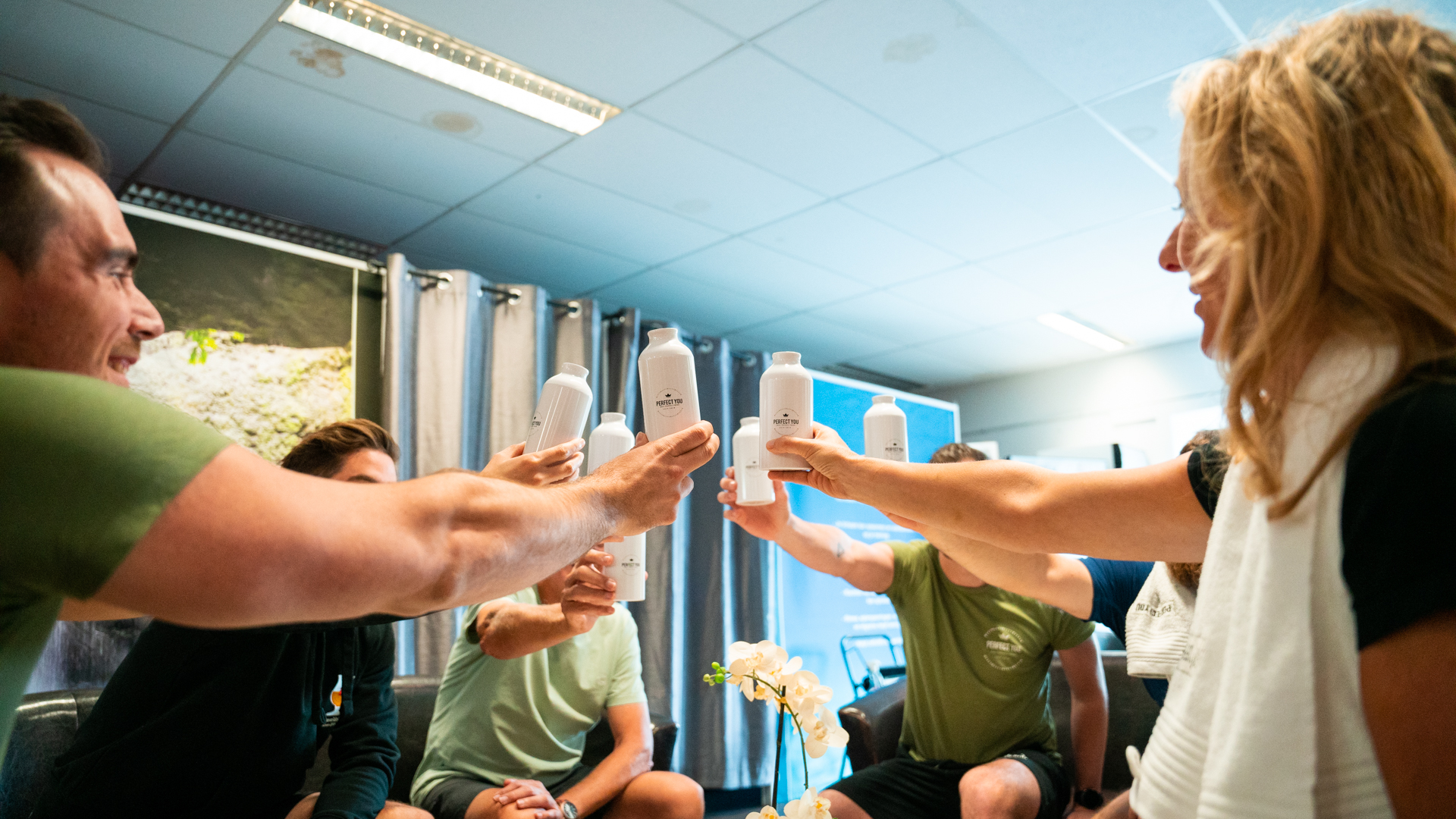 Coaches en leden klinken samen na de training