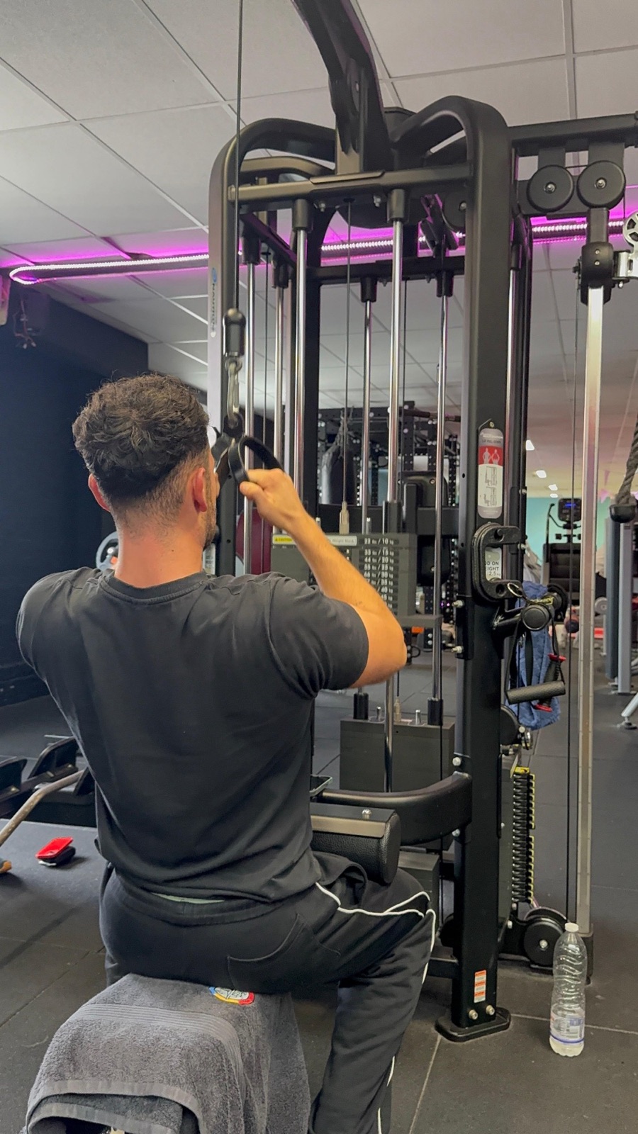 Lid traint aan het lat pulldown-toestel