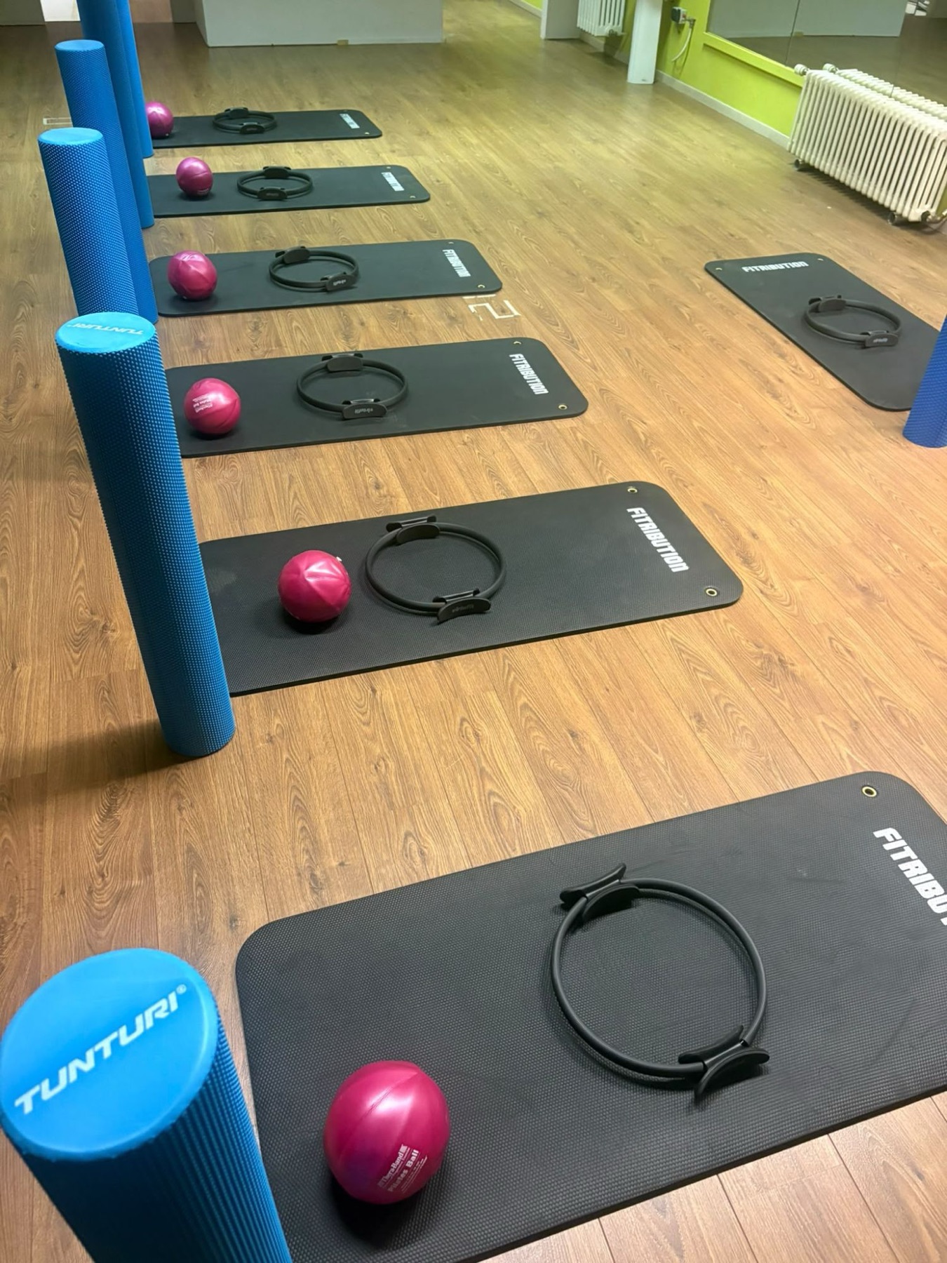 Matten met pilatesringen klaar voor de les