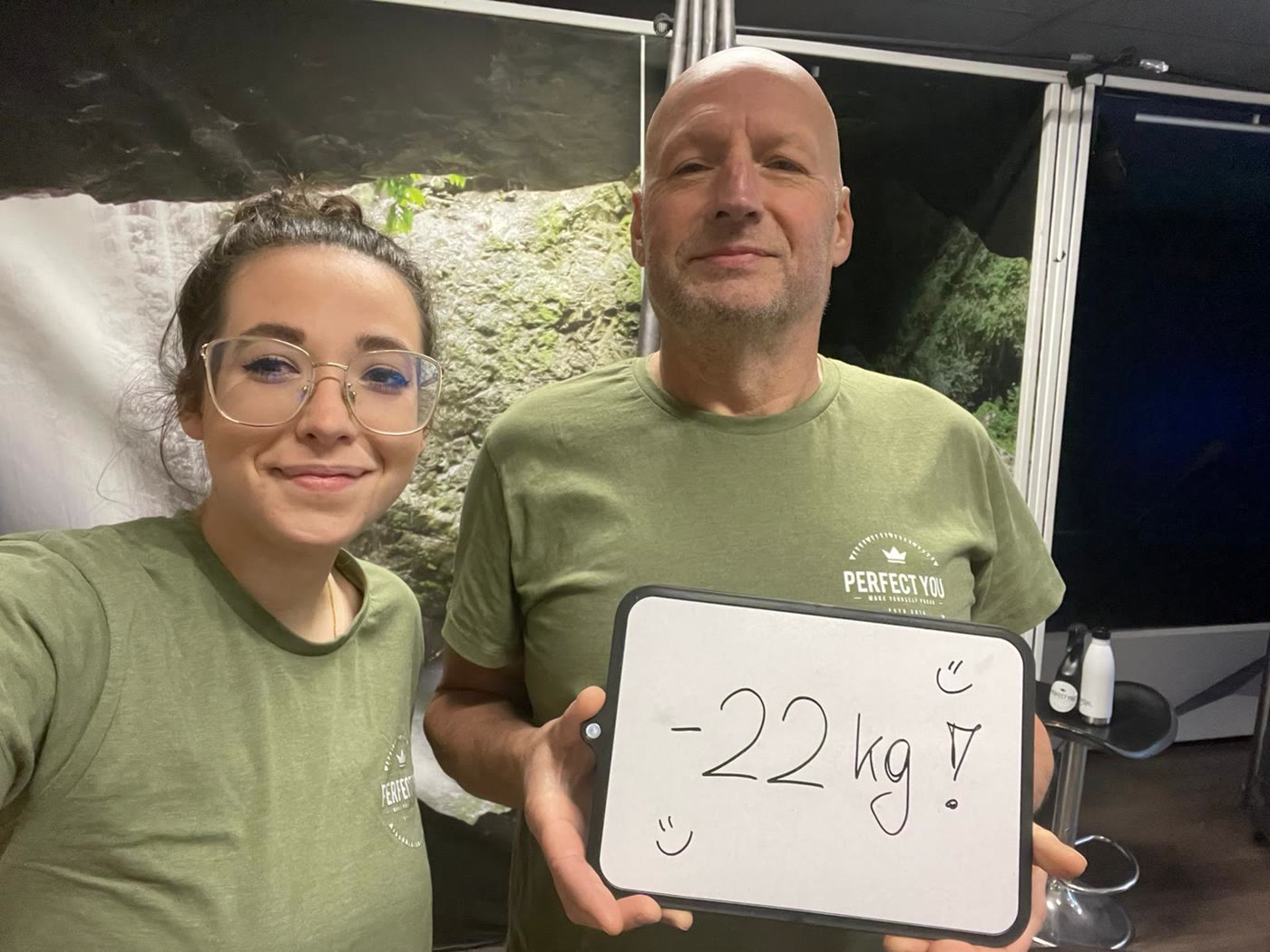 Patrick met bordje -22 kg naast zijn coach