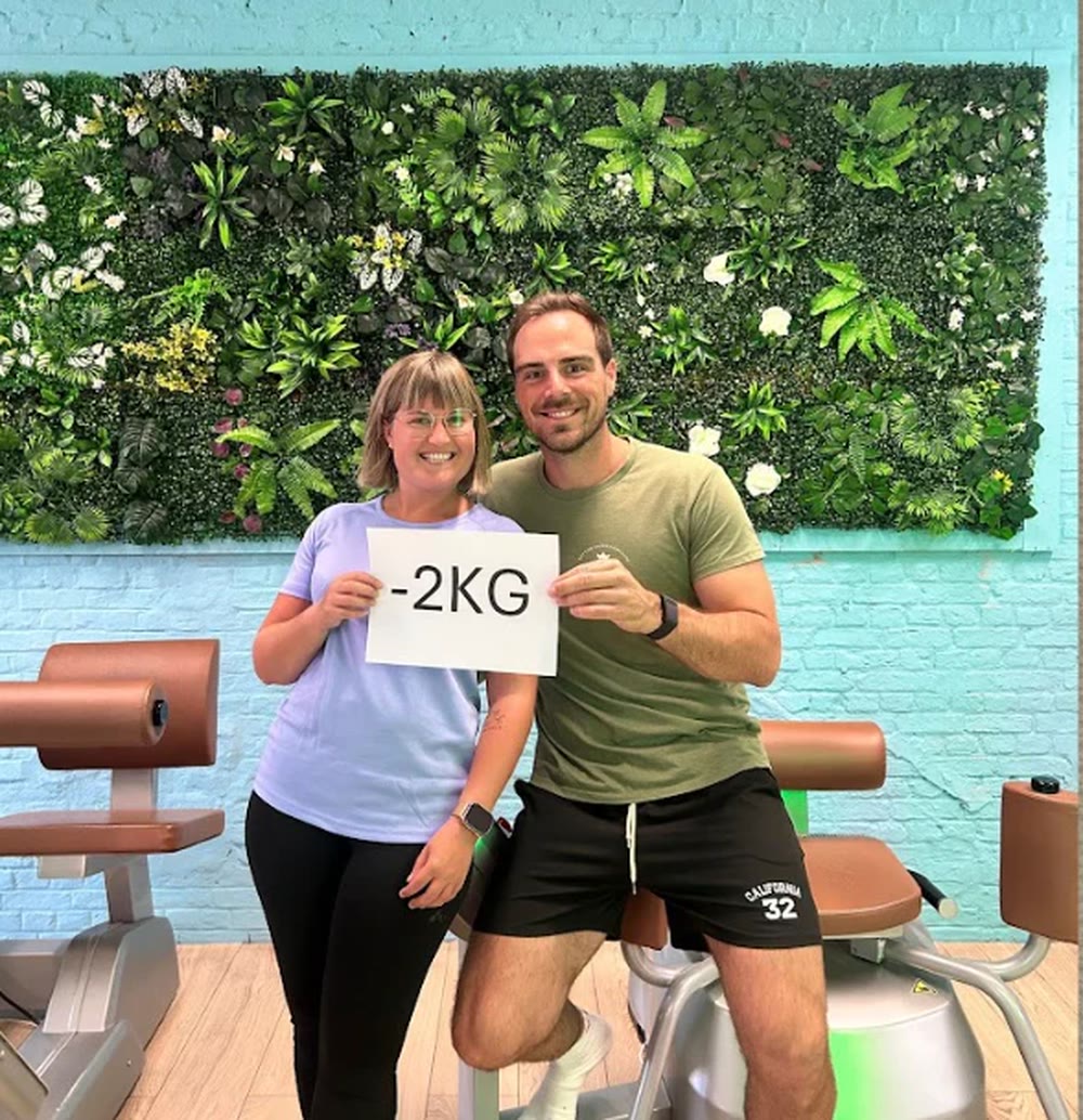Joyce met haar coach, met een bordje -2 kg